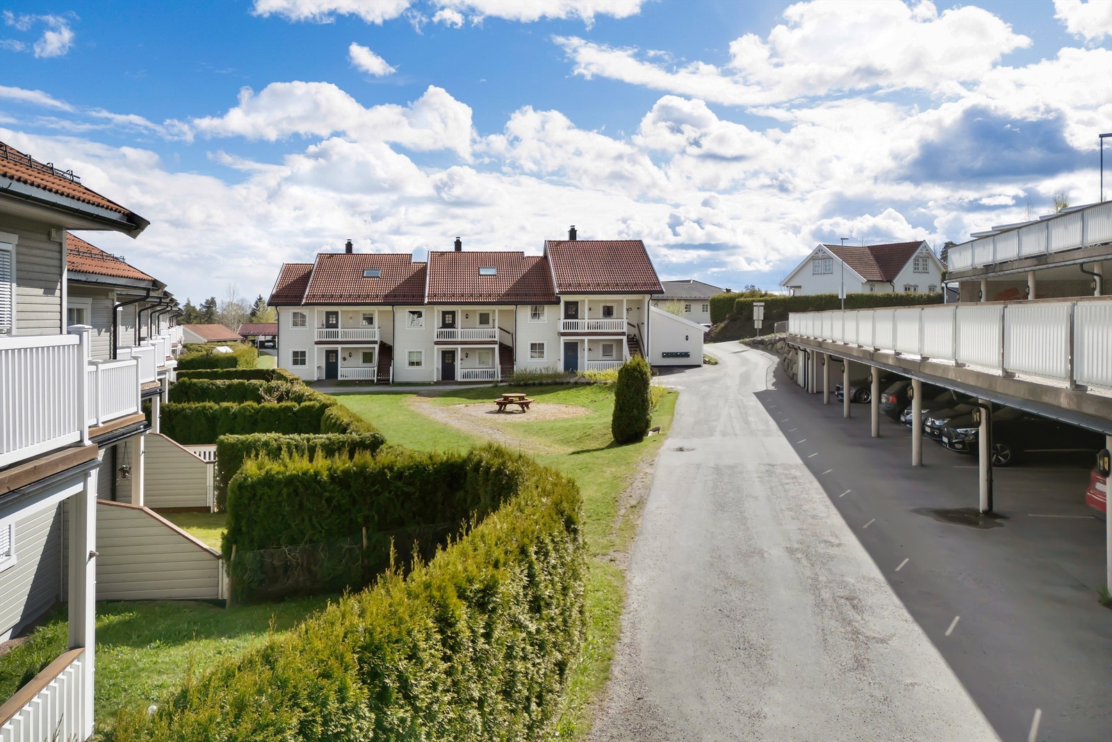 Leiligheten disponerer en biloppstillingsplass i carport, merket med nr. 56 - mulighet for elbillader Galleribilde