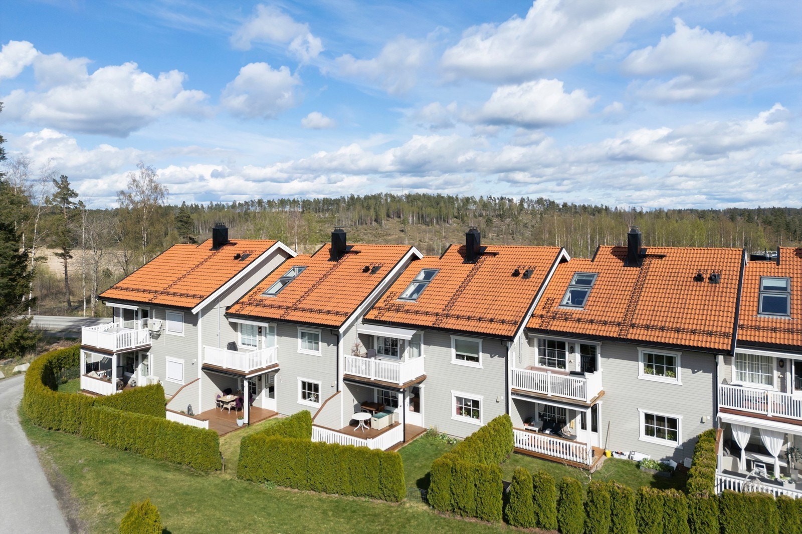 Det er ca. 14 minutter med bil til Vågsenteret og ca. 13 minutter med bil til Askimtorget Galleribilde