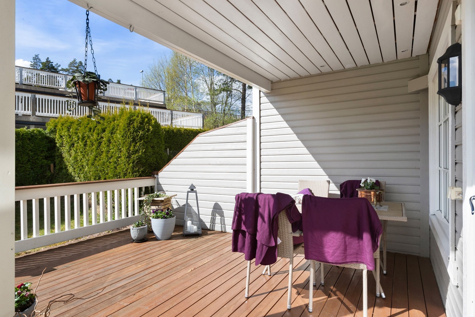 Fra stuen er det utgang til koselig vestvendt markterrasse på 16 kvm. Galleribilde