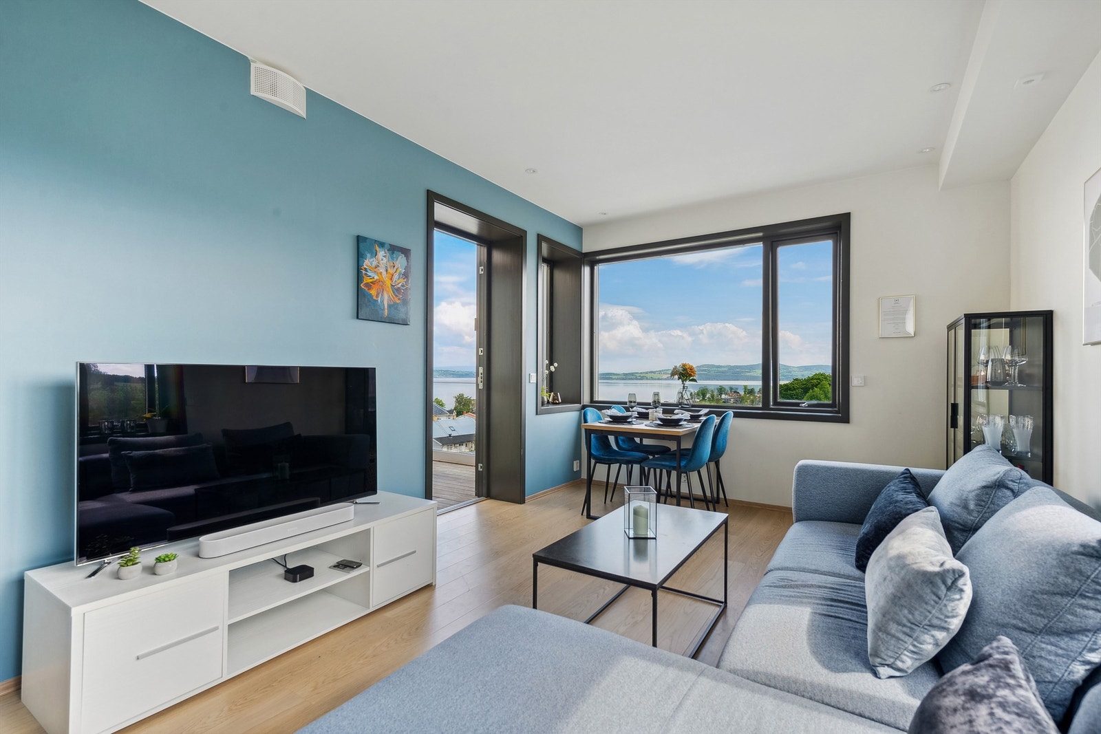 Fra stuen har man fantastisk utsikt over Mjøsa. Galleribilde