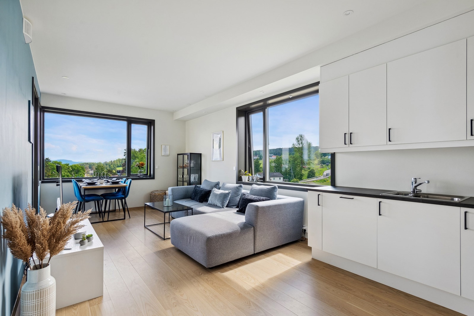 Velkommen til Mjøsvegen 464, en fin og lys 3-romsleilighet. Galleribilde