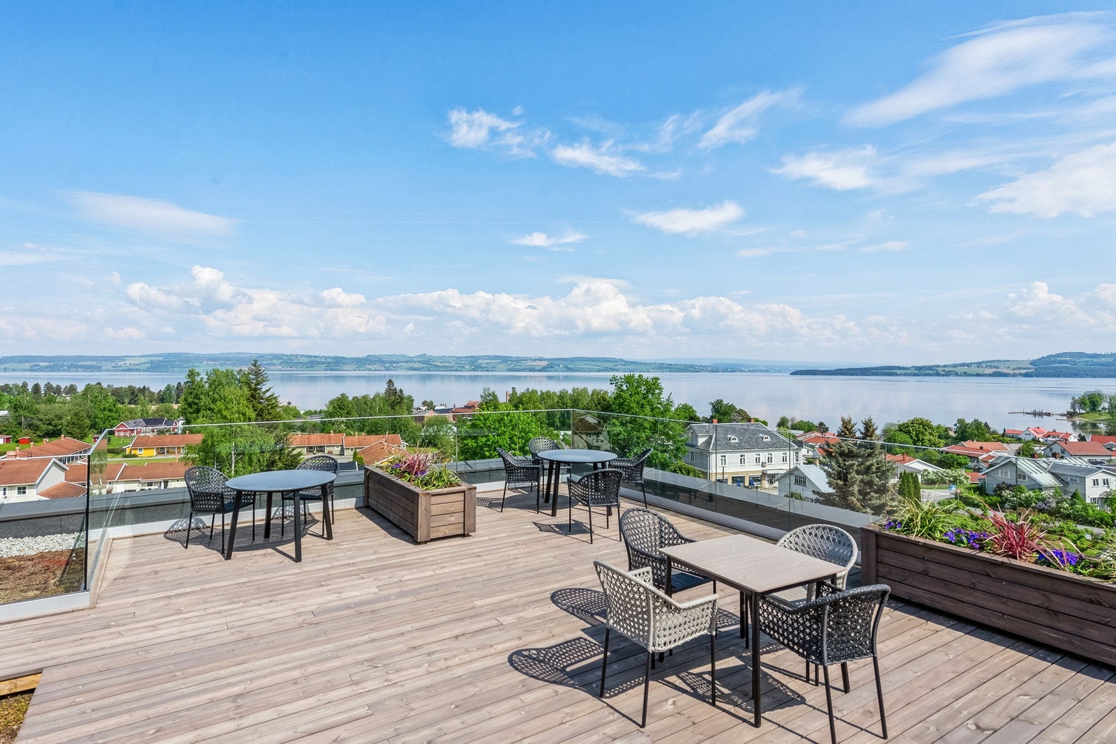 Fantastisk utsikt fra sameiets takterrasse. Galleribilde