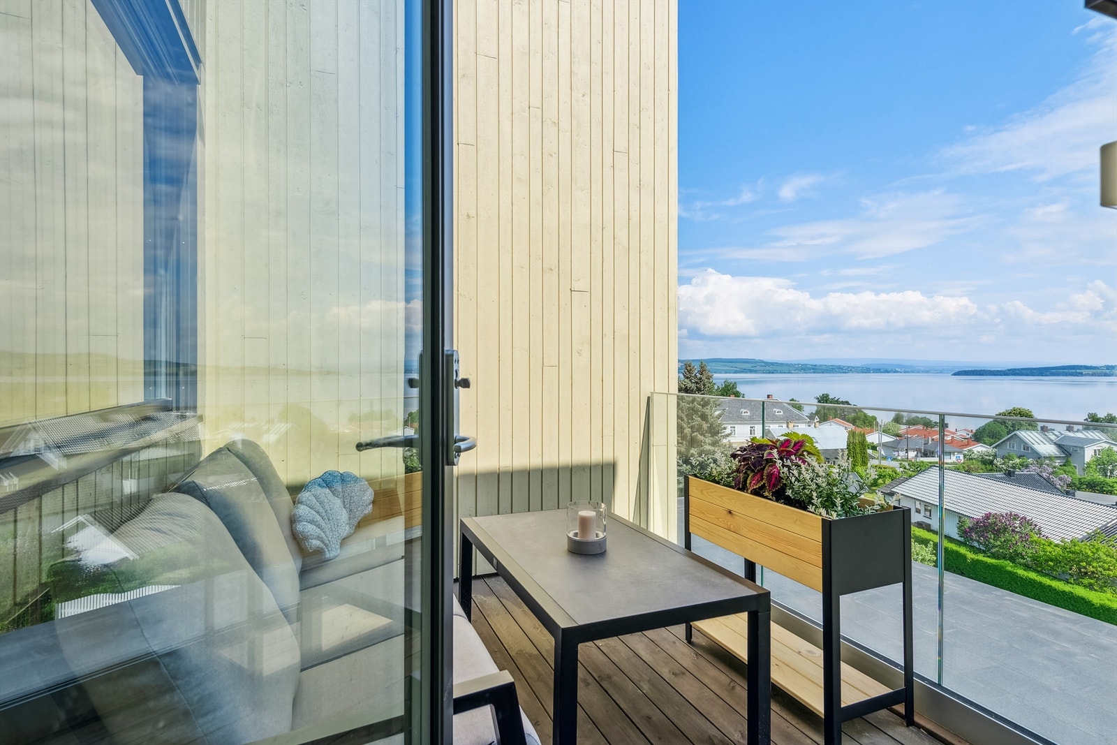 Adkomst fra stue til privat veranda. Galleribilde