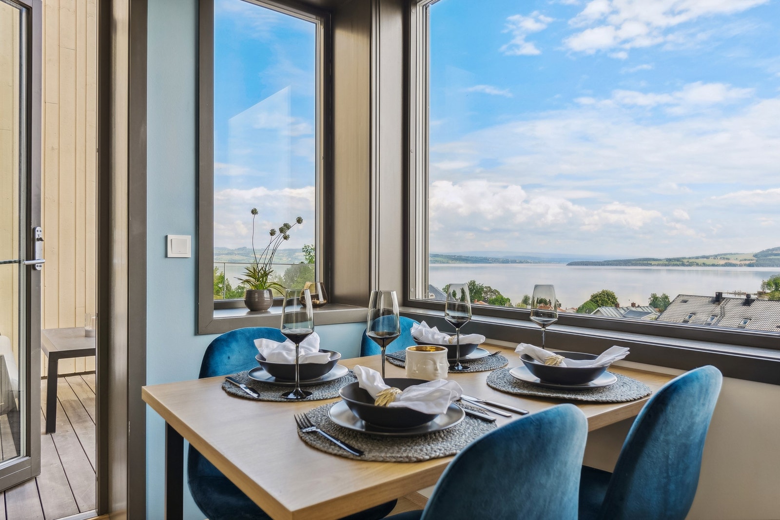 Her bor man med store vinduer mot Mjøsa. Galleribilde