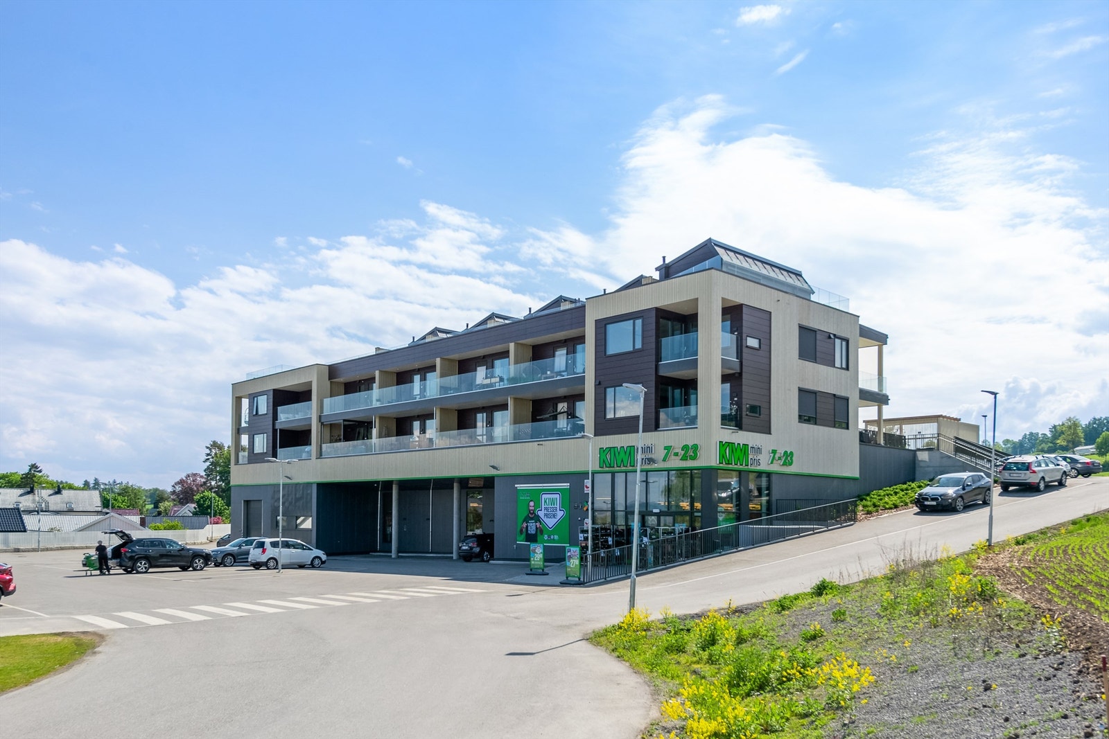 Boligen har butikk i 1.etasje som gjør det lettvint med handling i hverdagen. Galleribilde