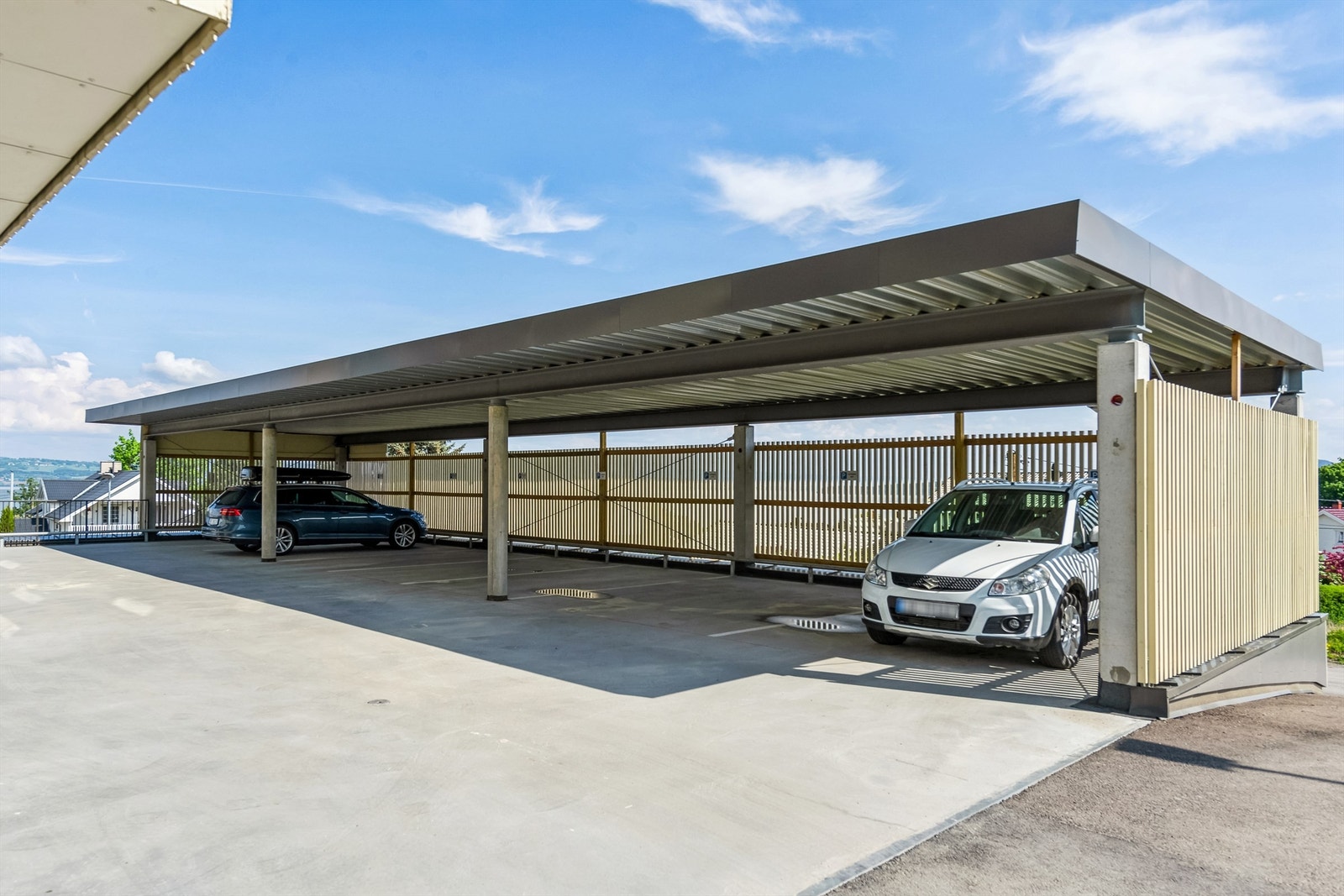 Parkeringsmuligheter i carport. Galleribilde