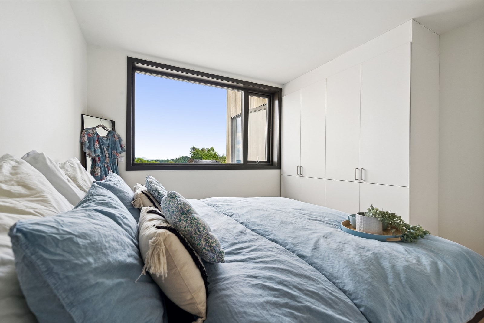 Det er godt med oppbevaringsplass i klesskap. Galleribilde