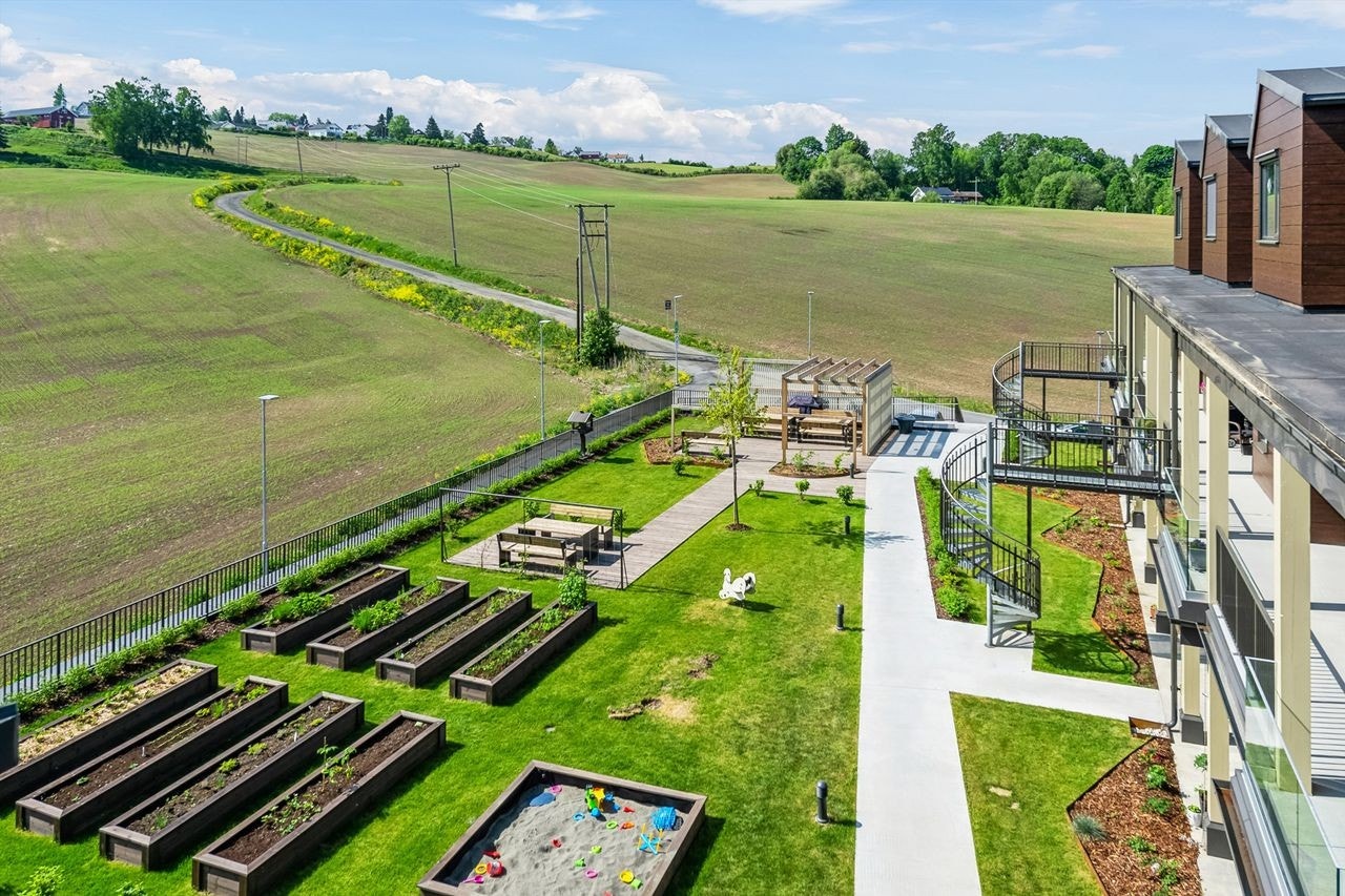 Sameiets fellesareal er flott opparbeidet med sittegrupper, beplantning og sandkasse for de minste. Galleribilde