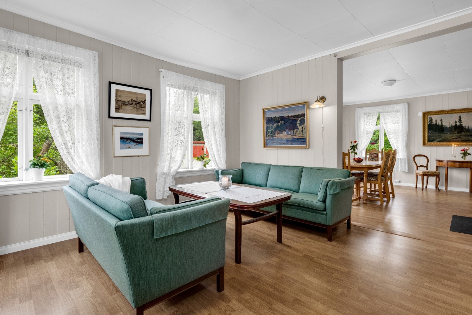 Stuen er todelt og møbleringsvennlig med god plass til både sofagruppe og spisebord. Galleribilde