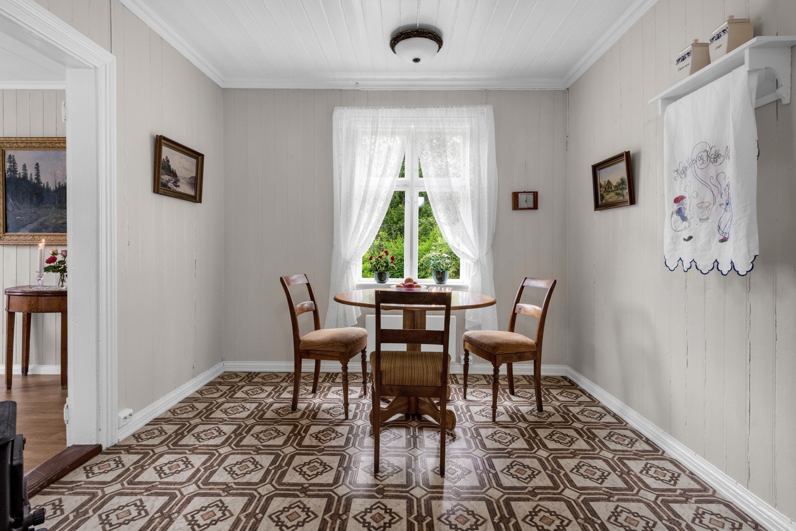 Kjøkkenet ligger tilknyttet en lys og trivelig spisestue med videre adkomst til stuen. Galleribilde