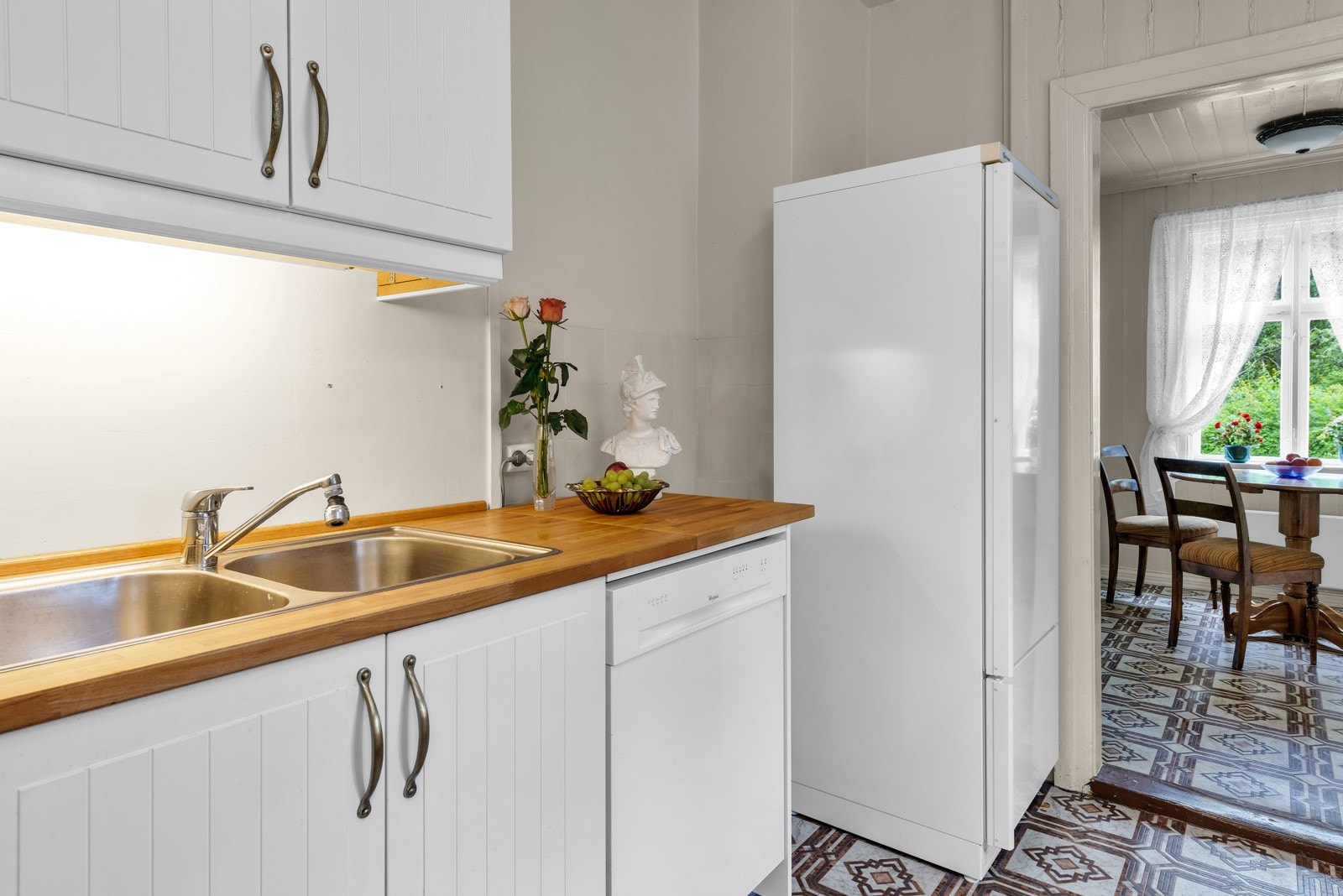 Kjøkkenet fra 2006 har hvite rillefronter og heltre benkeplate, som gir et klassisk preg. Galleribilde