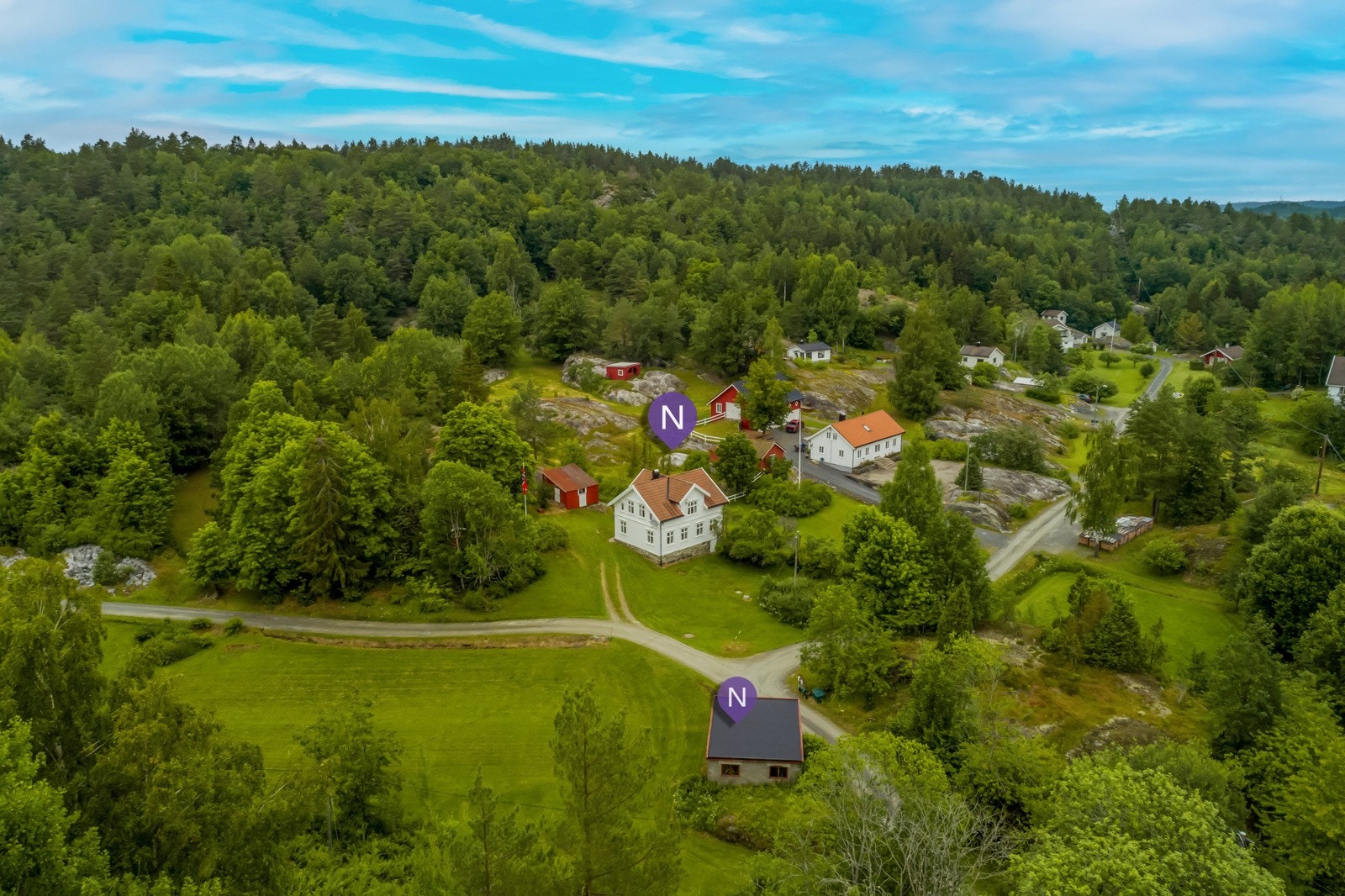 Bygningsmassen består av et velholdt våningshus fra 1875, to rødmalte uthus og en garasje med nyere tak fra 2008. Galleribilde