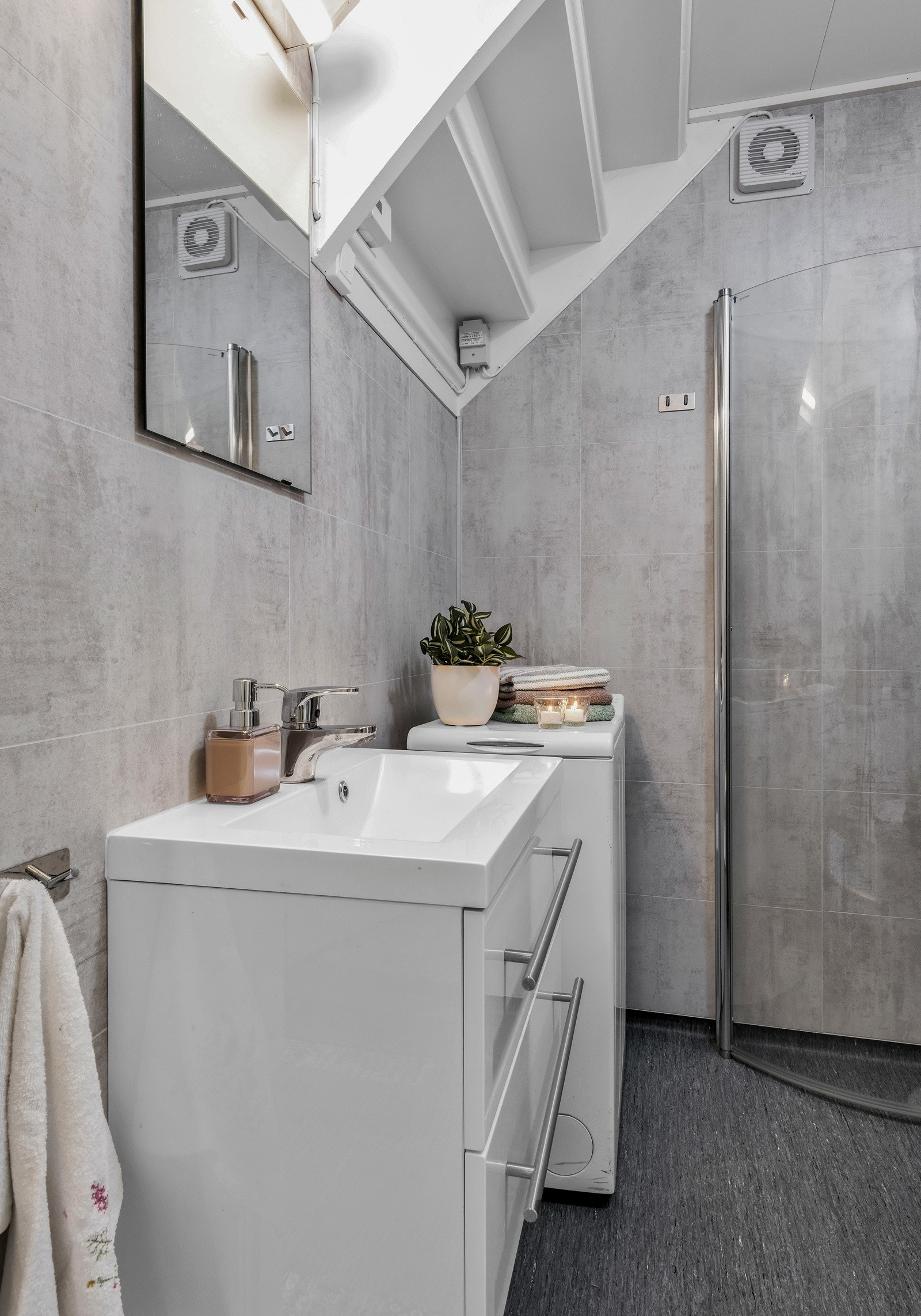 Boligen har en familievennlig planløsning med tre soverom og et moderne bad fra 2016. Galleribilde