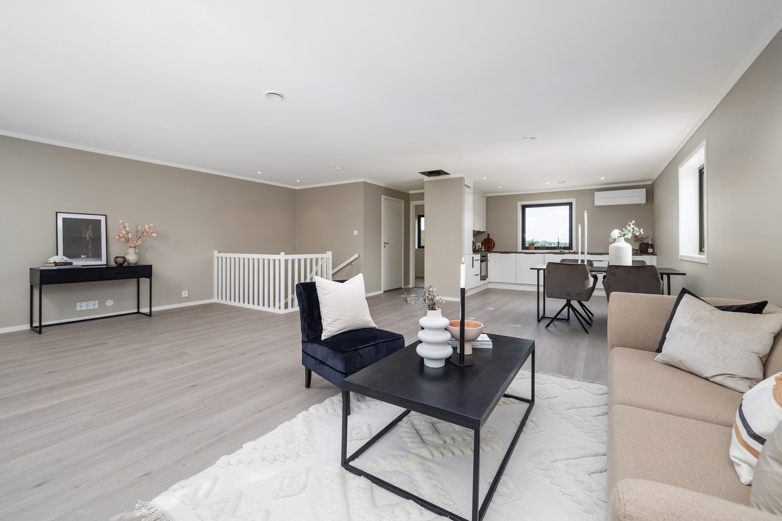 Den gode planløsningen gjør at man har plass til å møblere i flere soner. Galleribilde
