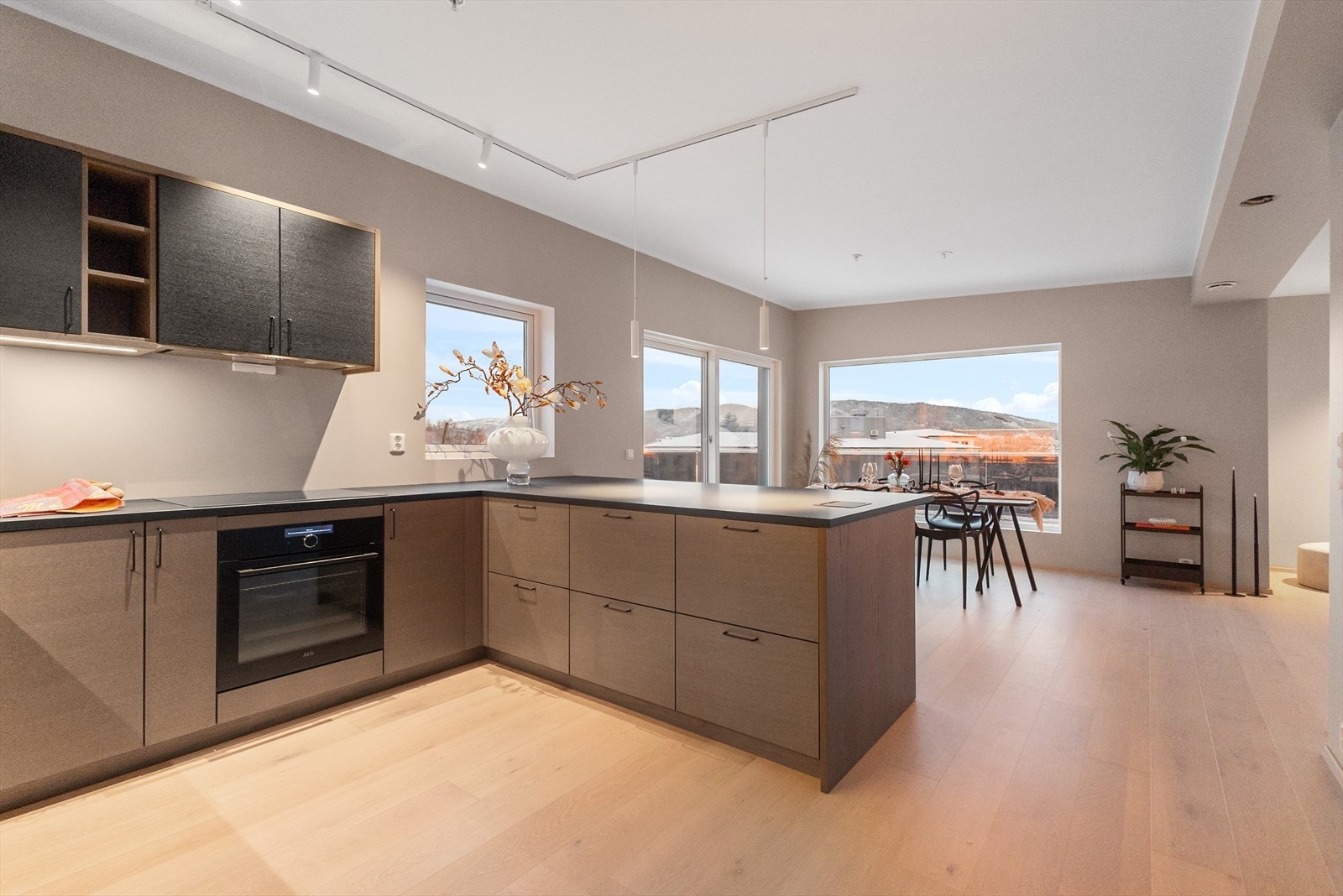 Kjøkkenet av høykvalitets-leverandør ved navn Drømmekjøkken. Det er selvsagt satt inn eksklusive hvitevarer. Galleribilde