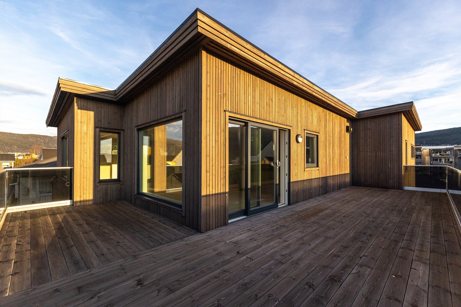 Herlig, romslig terrasse på ca. 45kvm med plass til mange gjester! Tenk deg Verket-vorspiel her en herlig sommerdag! Galleribilde