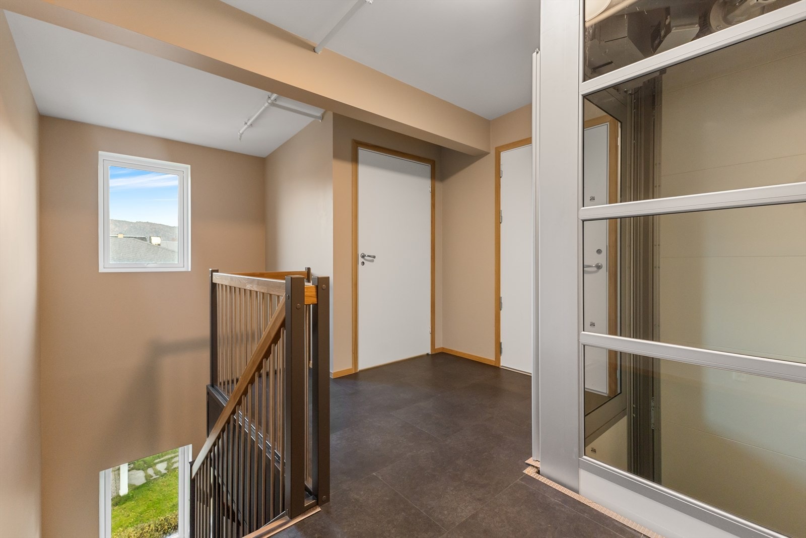 Felles trappegang, der kun denne leiligheten holder til i øverste etasje. Døren rett frem er til en bod som disponeres av leiligheten, i tillegg til innvendig bod og mulighet for lagring i garasjen. Galleribilde