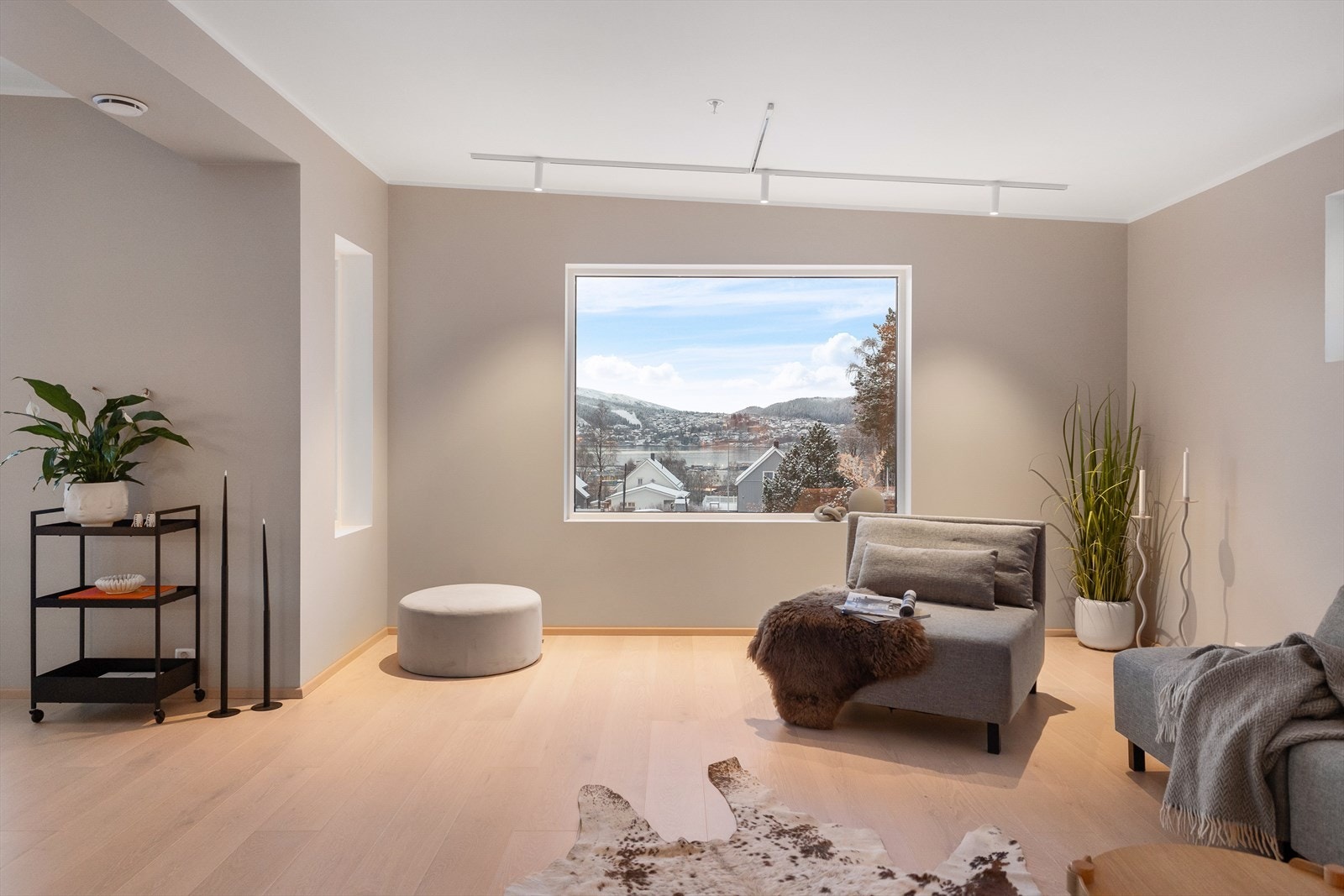 Det store vinduet fra stuen, er nærmest som et maleri i seg selv. Fantastisk fin sitteplass. Båsmoen, Skillevollen kan sees herfra, i tillegg til havet selvsagt. Galleribilde