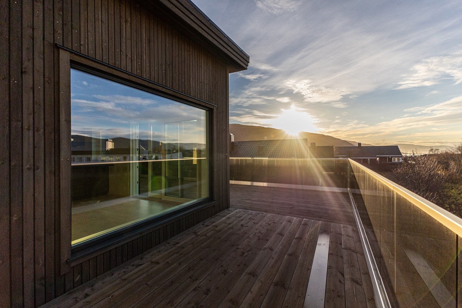 Ved å benytte Royalimpregnerte kledninger minimeres vedlikehold. En godt luftet kledning varer i svært mange år. Her er bildet tatt nylig om formiddagen. Galleribilde