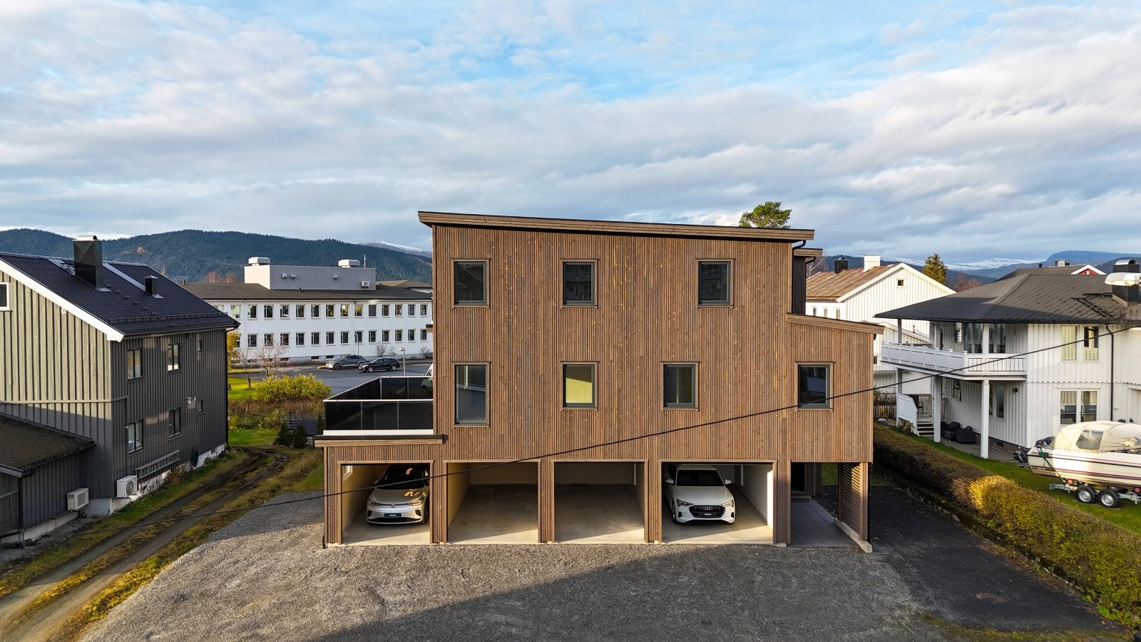 Garasjeplassen som tilhører denne leiligheten er noe større enn de øvrige garasjeplassene, og her har man mulighet for å sette opp hyller med mer. Takk til Sulland for lån av biler. Galleribilde