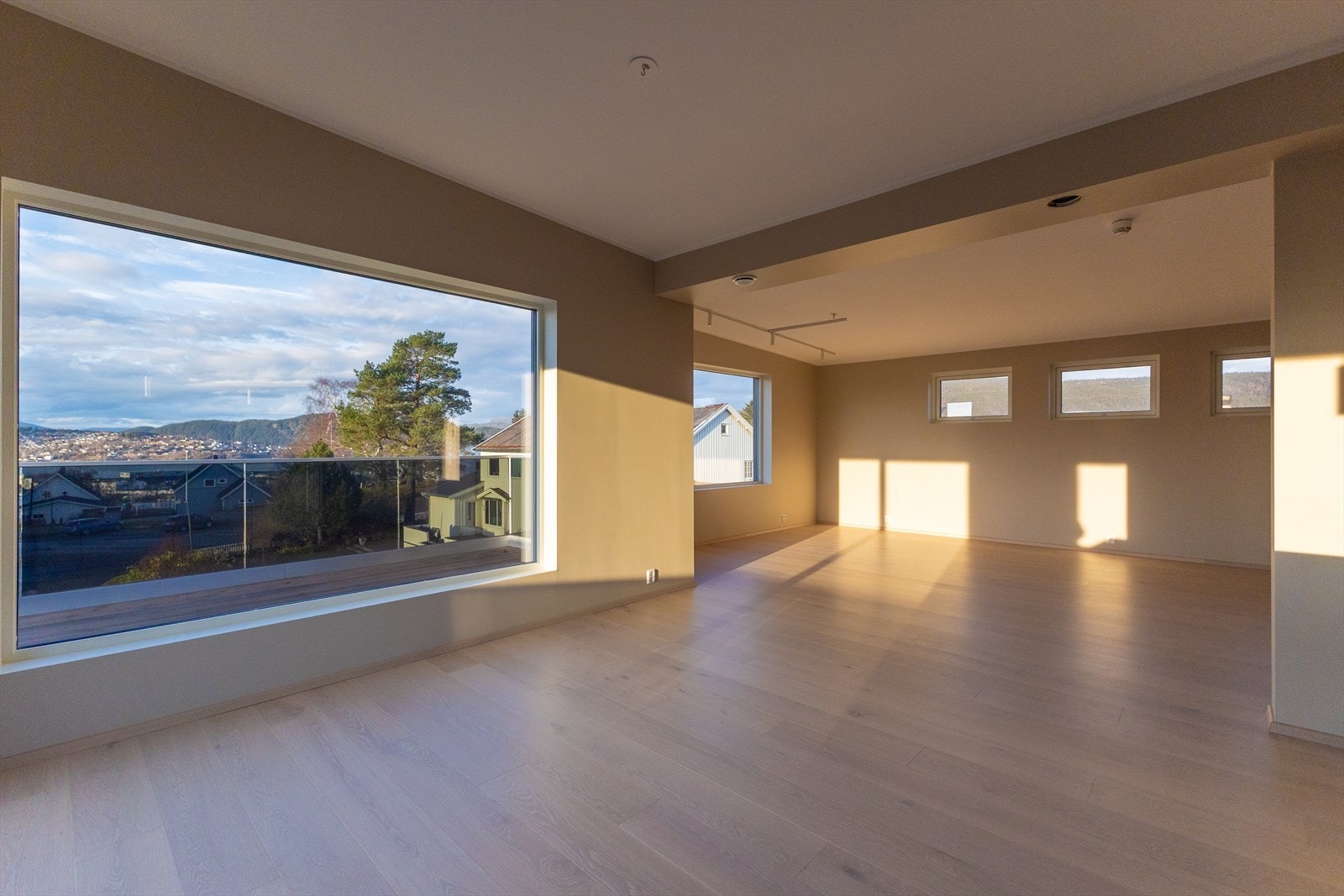 Store vindusflater i hele sonen mot sør-vest, nord-vest og noe mot nord. Galleribilde