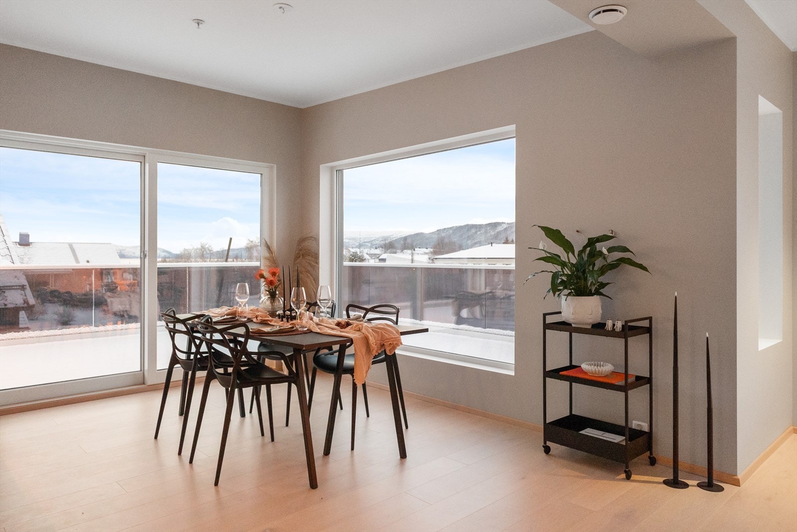 Listefrie overganger mellom vegg og himling, gir ett rent og pent inntrykk. Det er selvsagt balansert ventilasjon for optimalt inneklima i leiligheten. Det må understrekes at alle leilighetene har separate, slike anlegg. Galleribilde