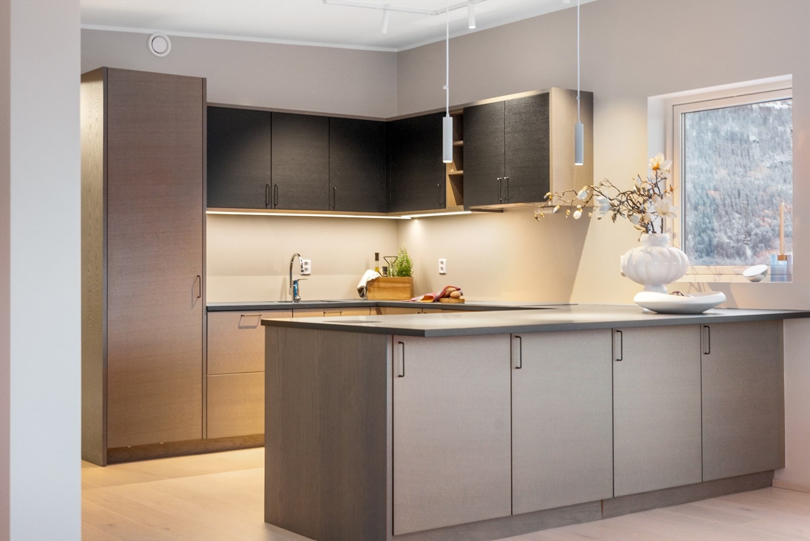 Kjøkkenet har skap mot spisestue for lett oppbevaring av det fineste serviset. LED lys over kjøkkenbenk. Store skuffer under kjøkkenbenk, supplert med overskap gir masse plass. Galleribilde