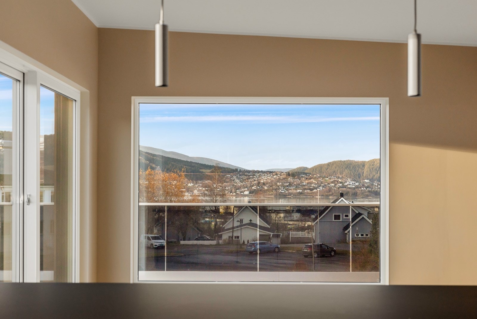 Utsikt fra spisestue og kjøkkensonen. De fleste vil bli svært overrasket over hvor god plasseringen på leiligheten virkelig er. Må oppleves! Galleribilde