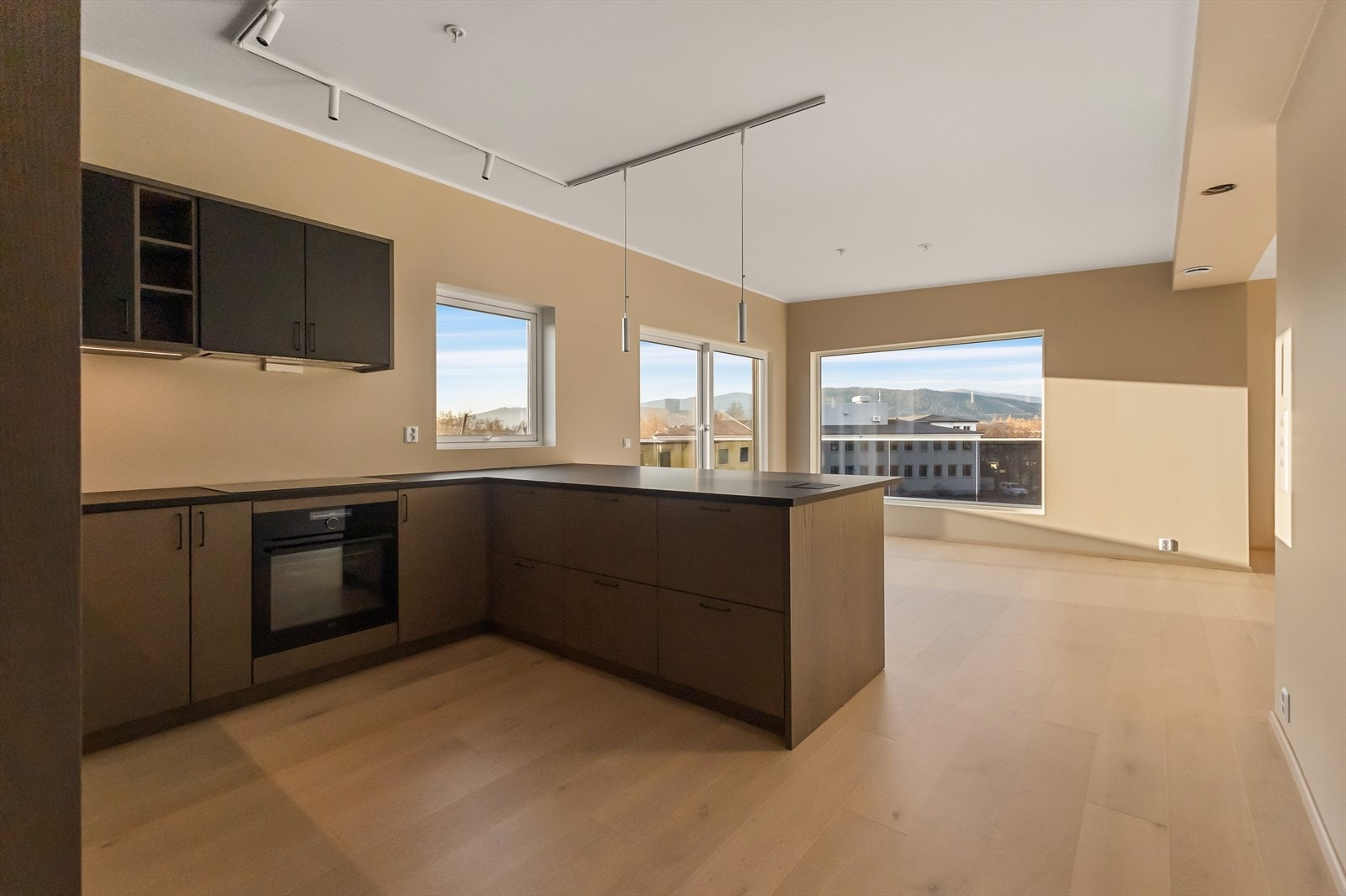 Kjøkken har øy mot spisestuen og har innfelt pop-up stikkontakter, noe som er praktisk ved bruk av kjøkkenmaskin, lading av mobil m.m Galleribilde