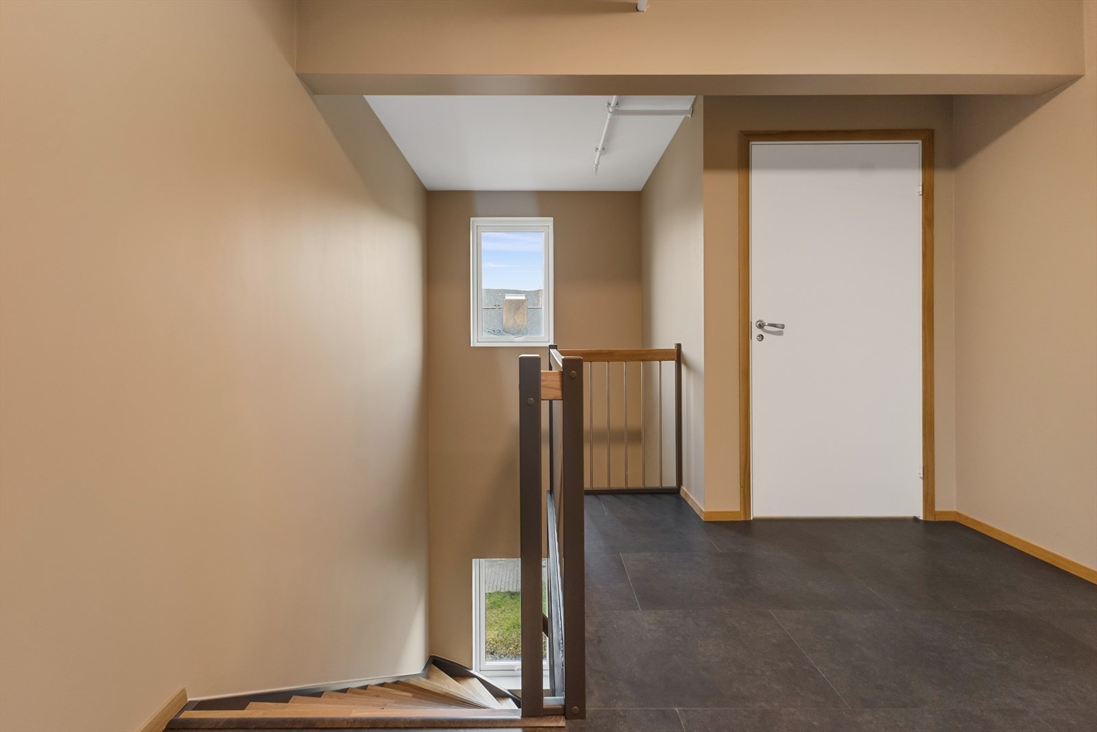 Meget fine fellesarealer. Vinduene i trappegangen gjør det ekstra trivelig. Trappen i seg selv er ett smykke, og her bør man strengt tatt bruke tøfler? Galleribilde