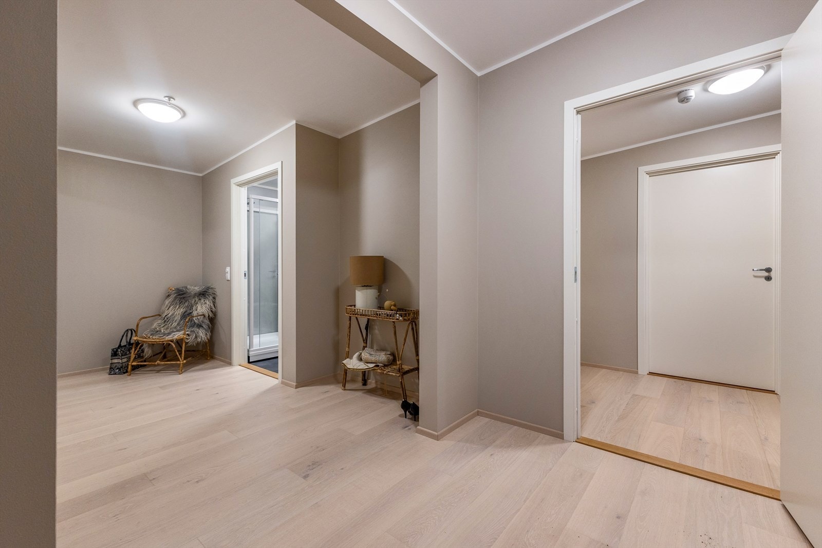 Entre, der man ser bad nr. 1 skrått mot venstre. Inn/utgangsdøren fra trappegang er like til venstre på bildet(sees ikke på dette bildet) Galleribilde