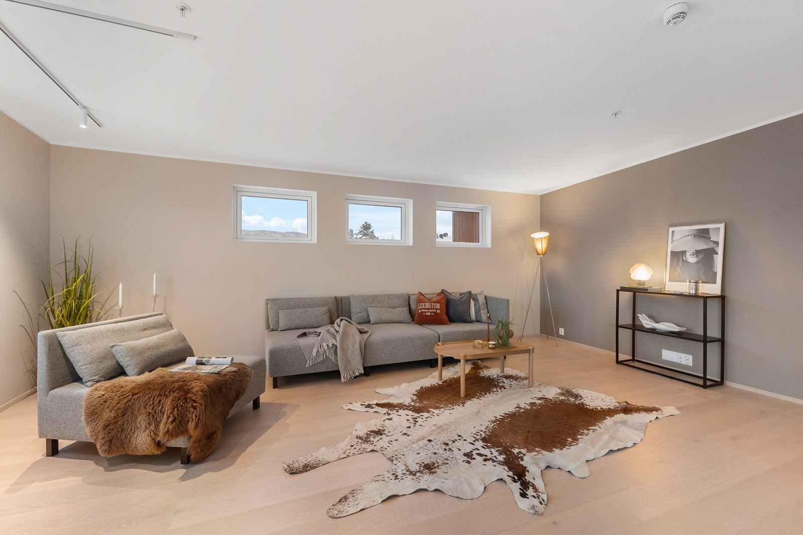 Dersom man slår sammen stue, spisestue og kjøkkenet, så er det ca. 50kvm å boltre seg på. Galleribilde