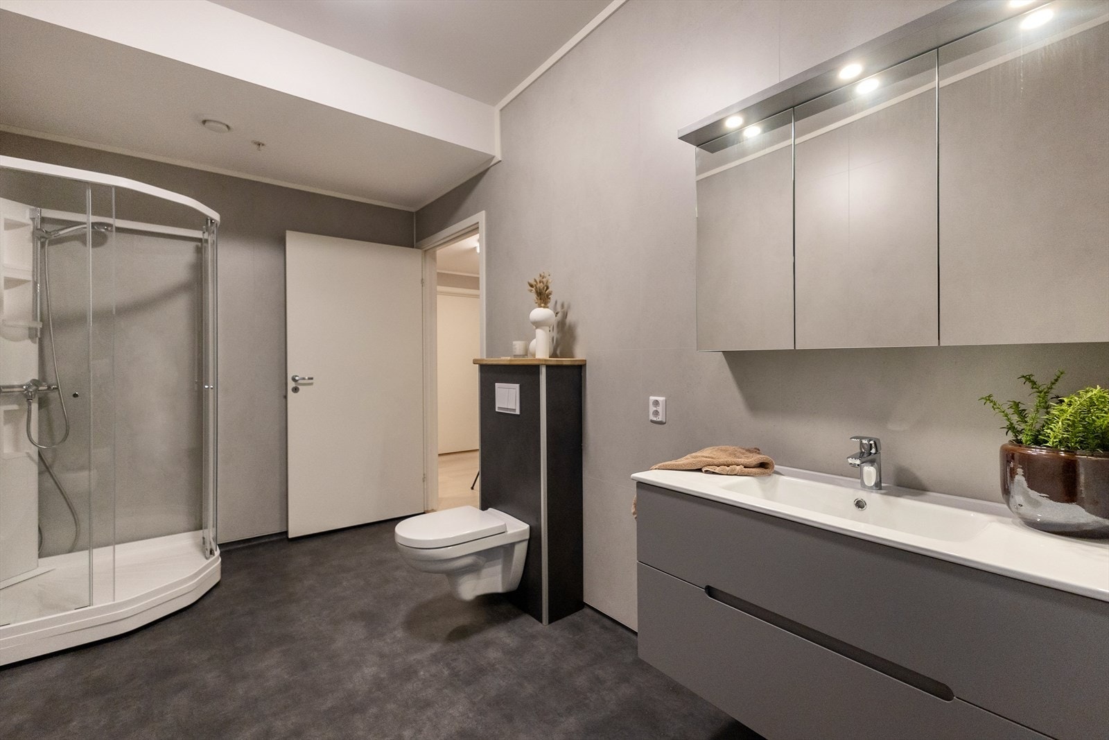 Bad nr. 2: Det er lagt våtromsbelegg for optimal varighet og enkel rengjøring. Badet er svært romslig med plass til å ha innredning for vaskemaskin/tørketrommel. Galleribilde