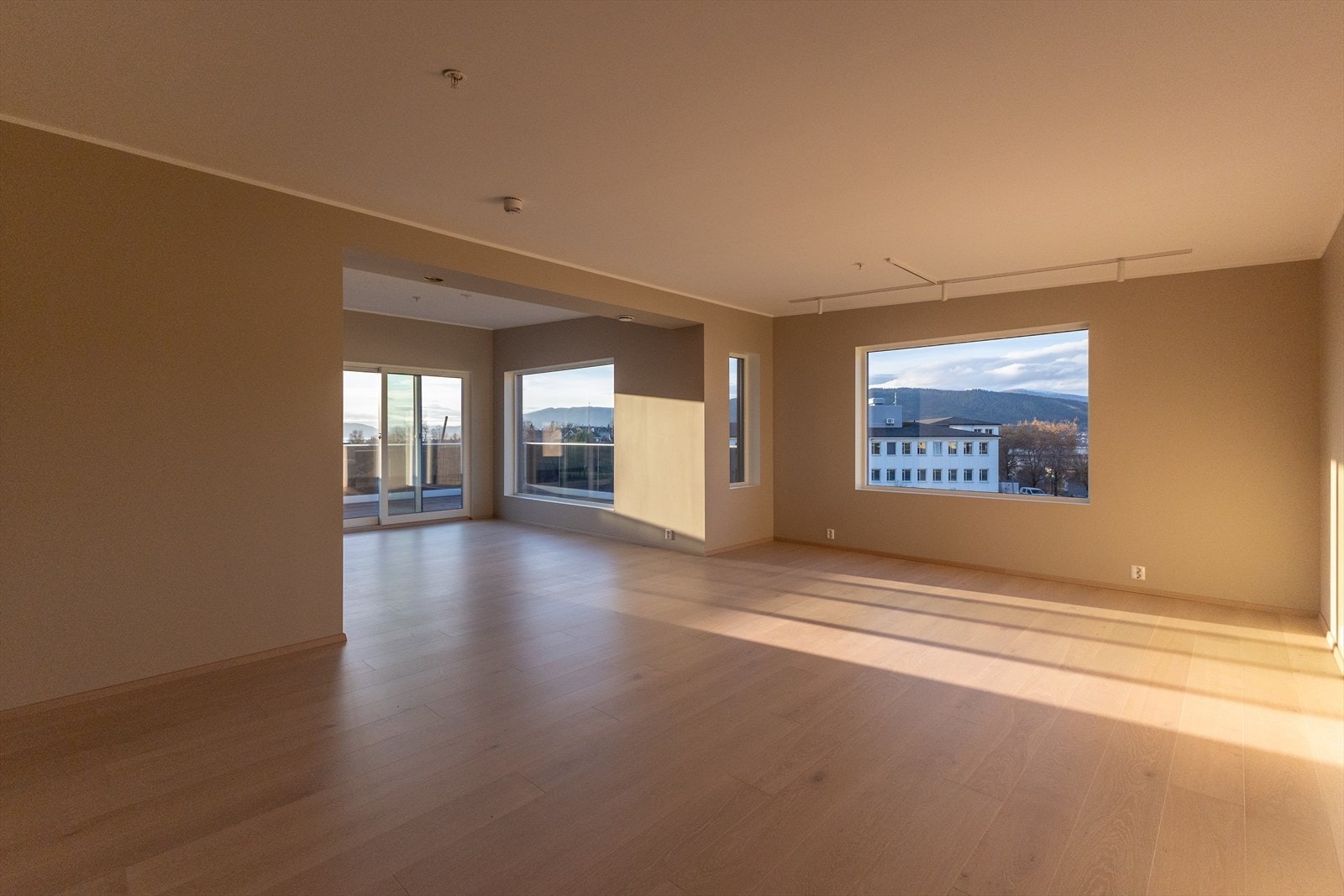 Bilder av en tom stue og spisestue, tatt om formiddagen. Legg merke til solinngangen. Galleribilde