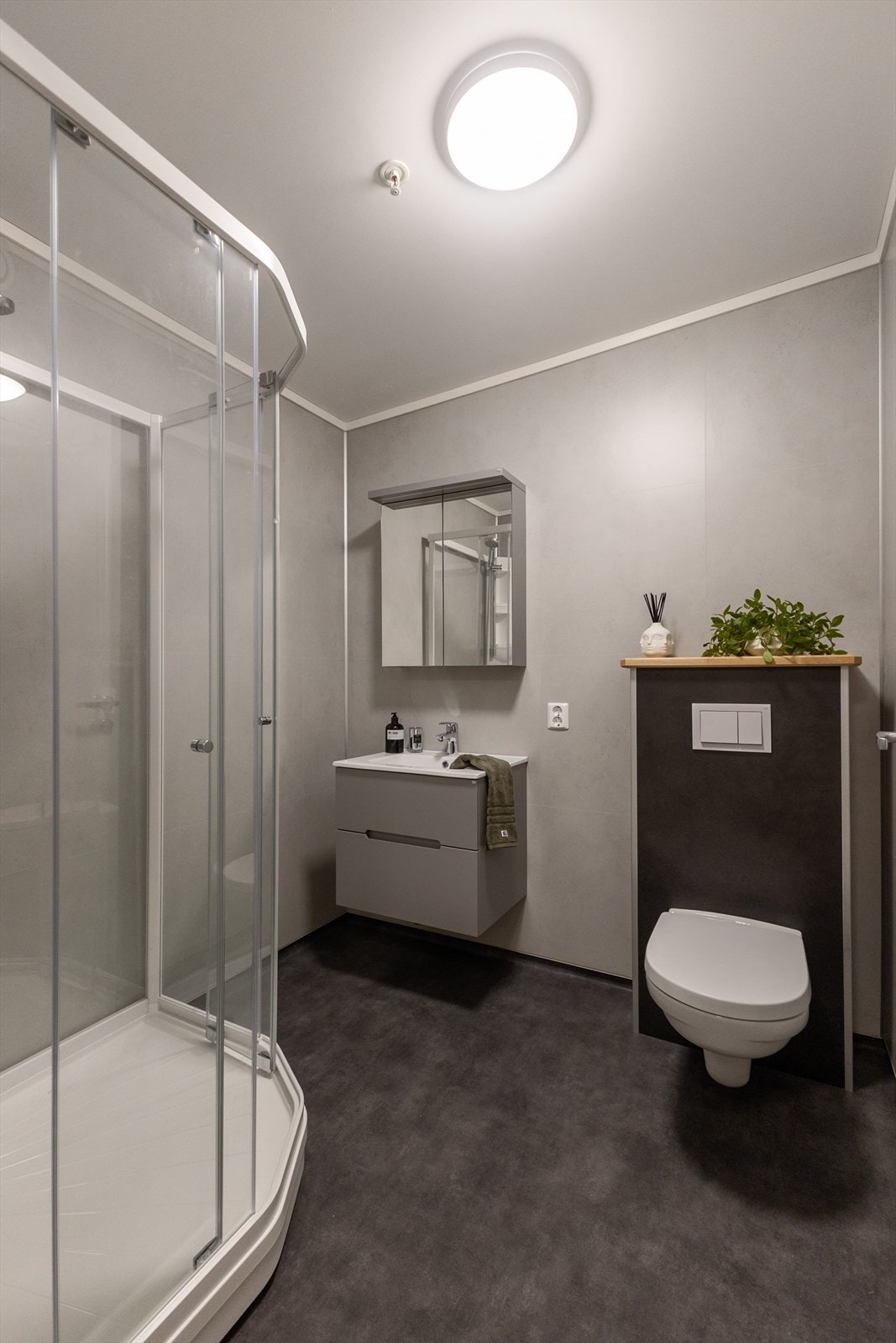 Bad nr. 1: Stort dusjkabinett fra anerkjent leverandør. Vegghengt wc med trykkbetjening. Praktisk, pen baderomsinnredning med skuffer under vask og speilskap. Galleribilde