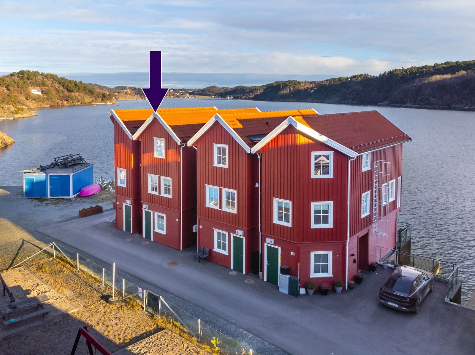 Pil som markerer boligen og her også inngangspartiet Galleribilde