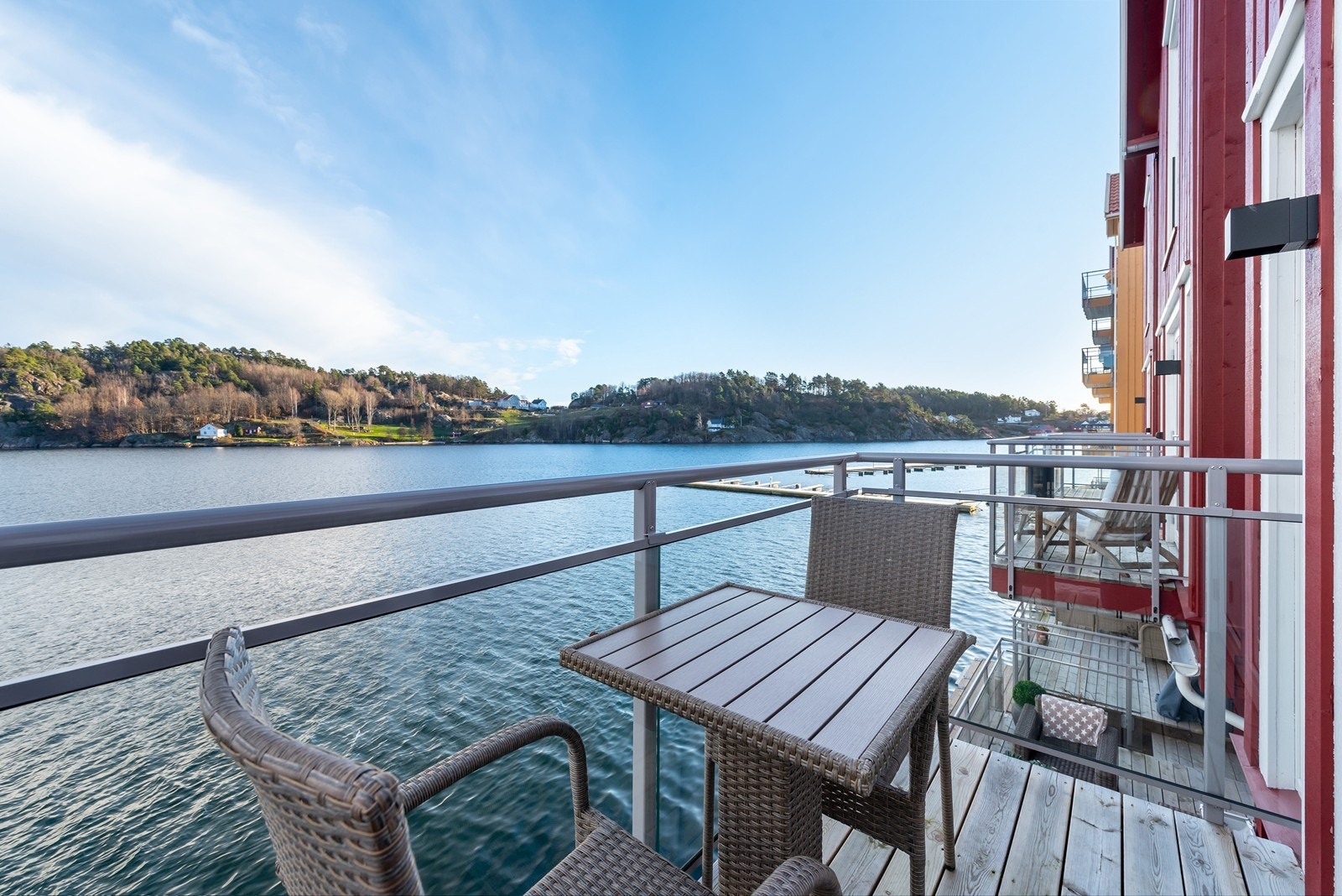 Nyt morgenkaffen i solen på balkongen Galleribilde