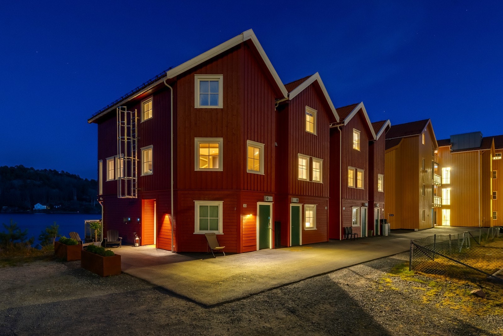 Inngangsparti i kveldslys Galleribilde