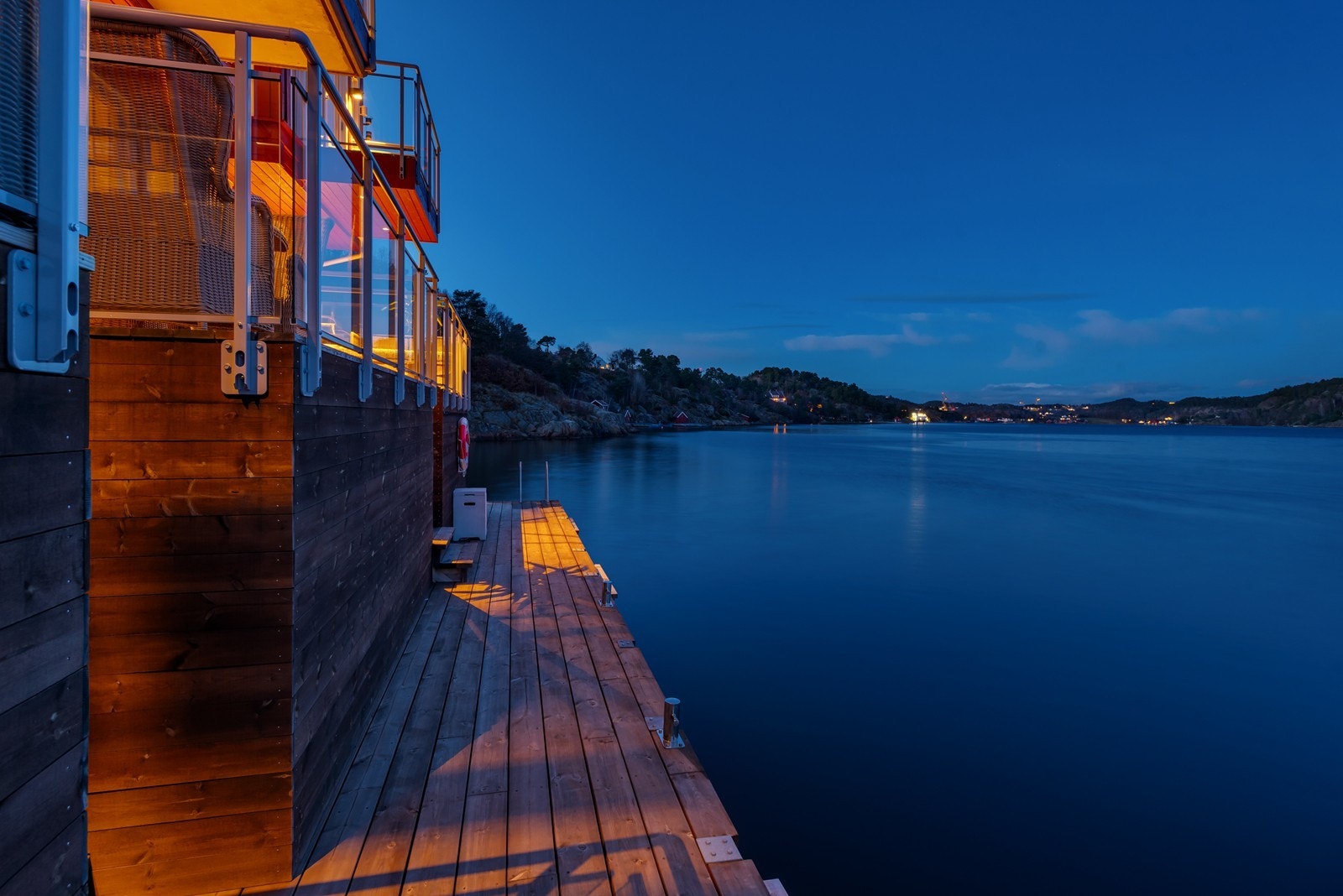 Stemning langs bryggekanten Galleribilde