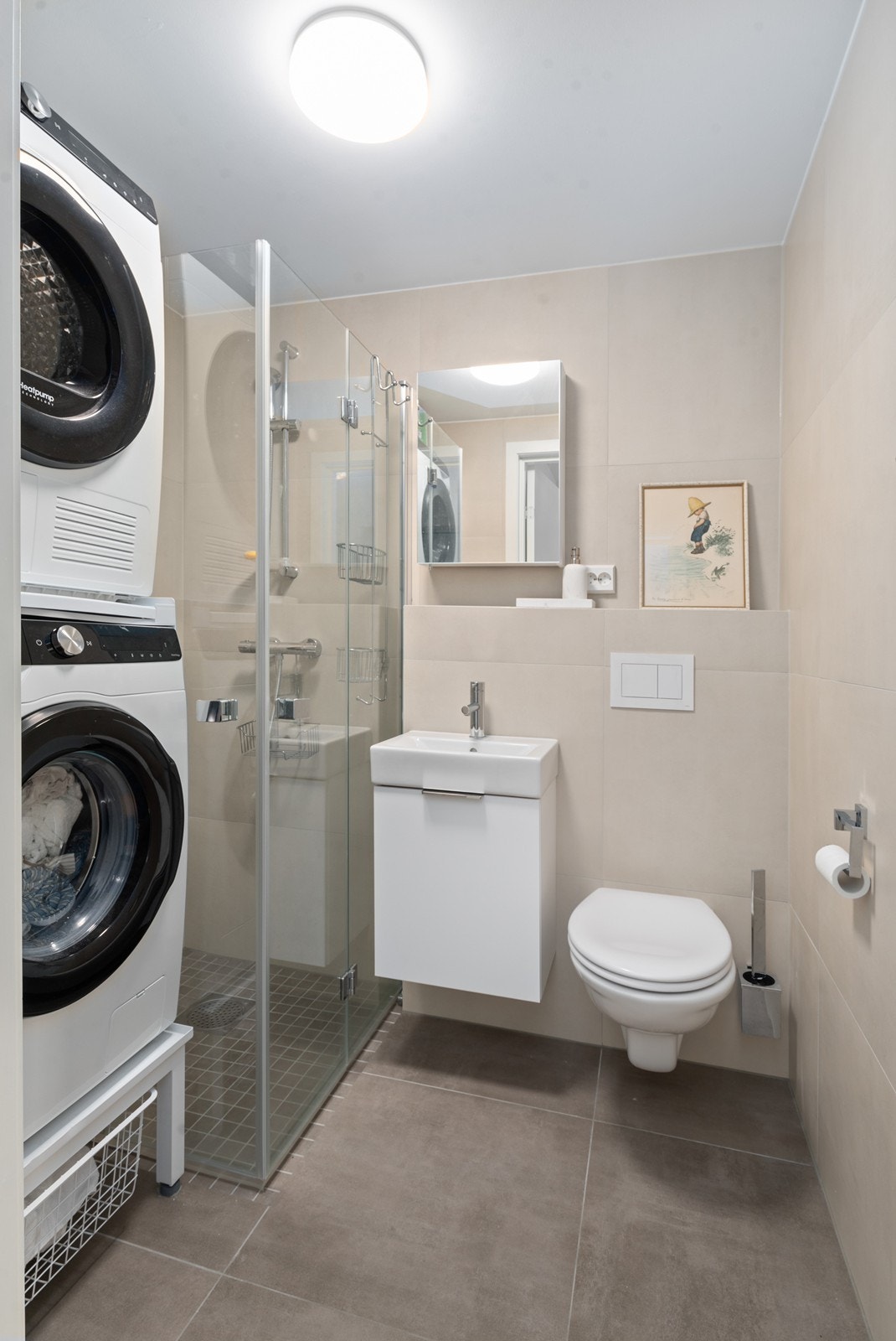 Gjestetoalett og opplegg til vaskemaskin Galleribilde