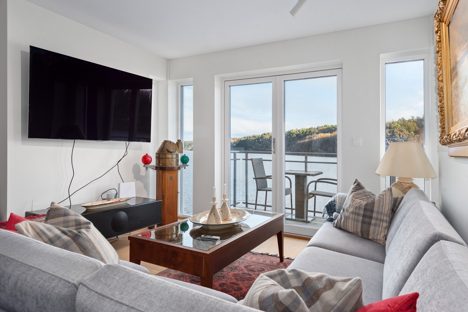 Vinduer og dører gir god utsikt og lysforhold Galleribilde