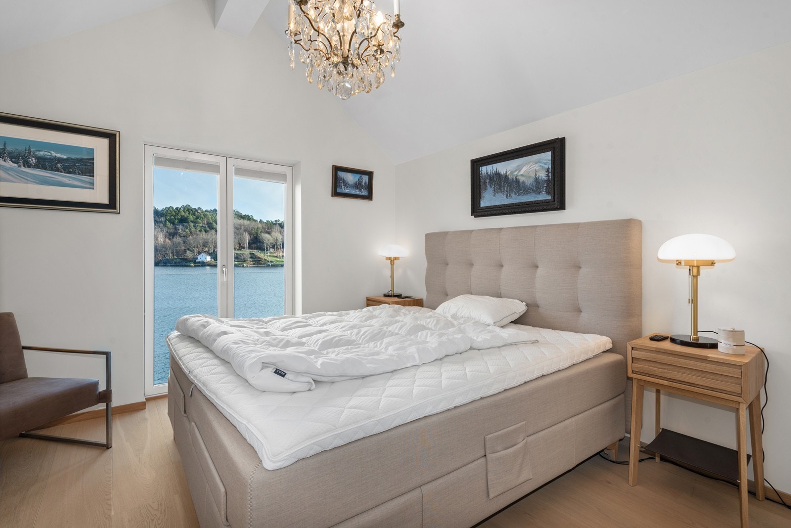 Nyt utsikten til sjøen fra dette soverommet Galleribilde