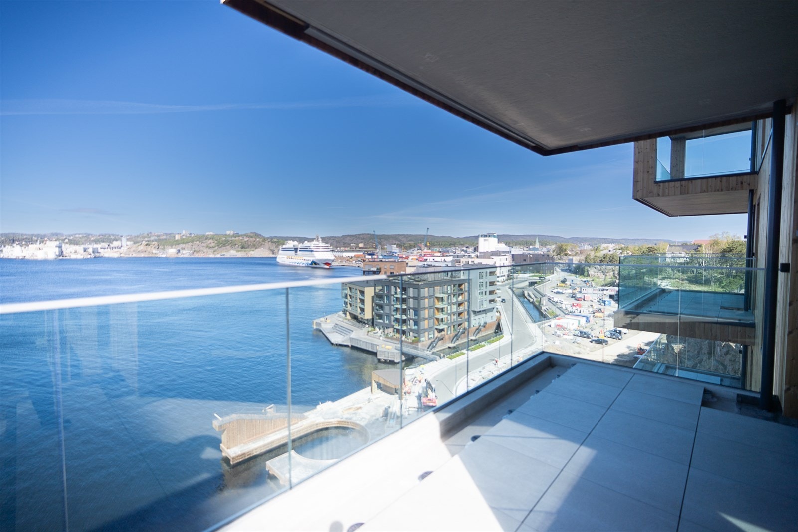 Leiligheten har en fantastisk utsikt. Her er det også en romslig flislagt terrasse Galleribilde