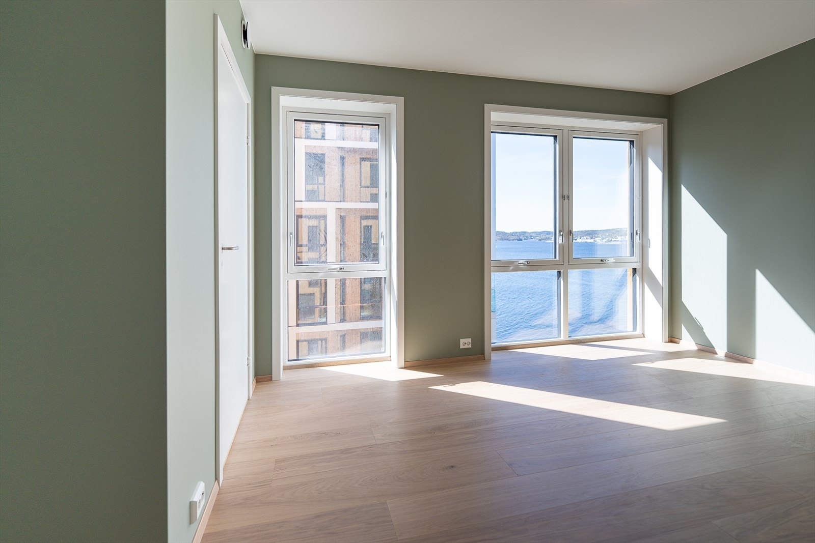 Soverommet stort og lyst med nydelig utsikt til Byfjorden Galleribilde