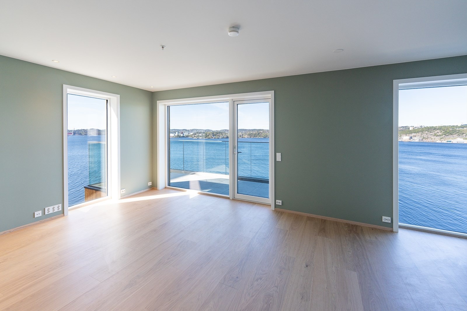 Stuen har store vindusflater som gir mye naturlig lysinnslipp og en fantastisk utsikt. Galleribilde