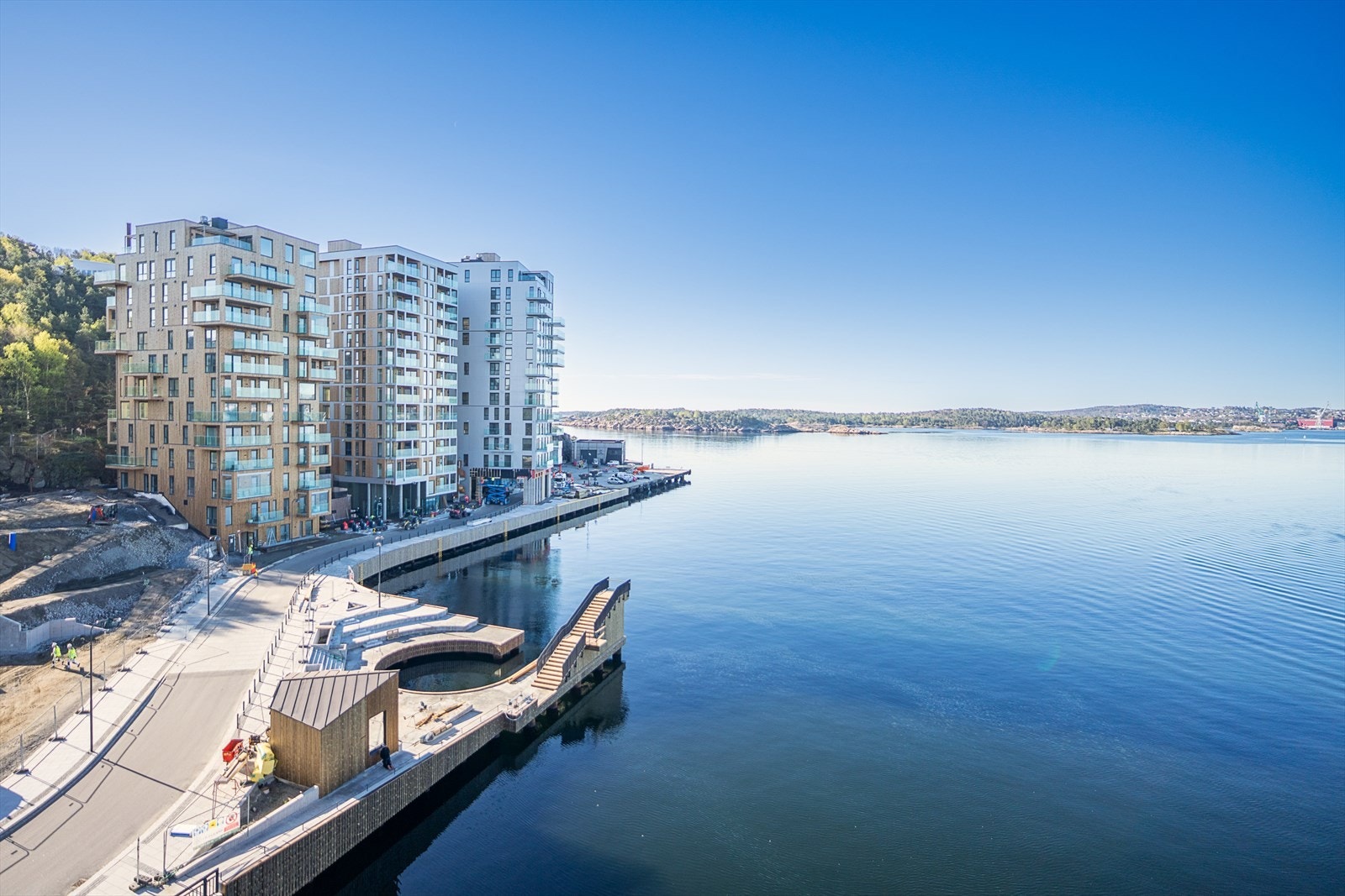 I kanalbyen, like ved de 3 søstre, kommer det nå et helt nytt og moderne badeanlegg. Her er det både stupetårn og omkledningsbu. Galleribilde