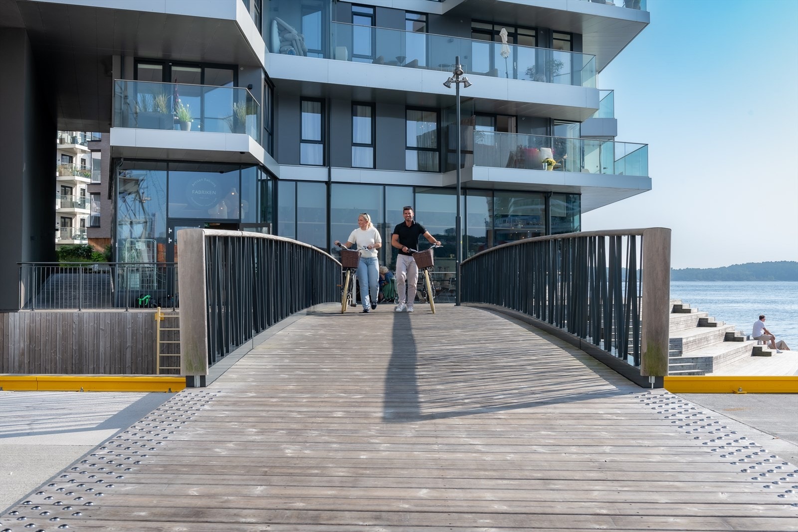 I Kanalbyen kan man rusle langs promenaden fra de 3 søstre til Fiskebrygga. En vakker tur. Galleribilde