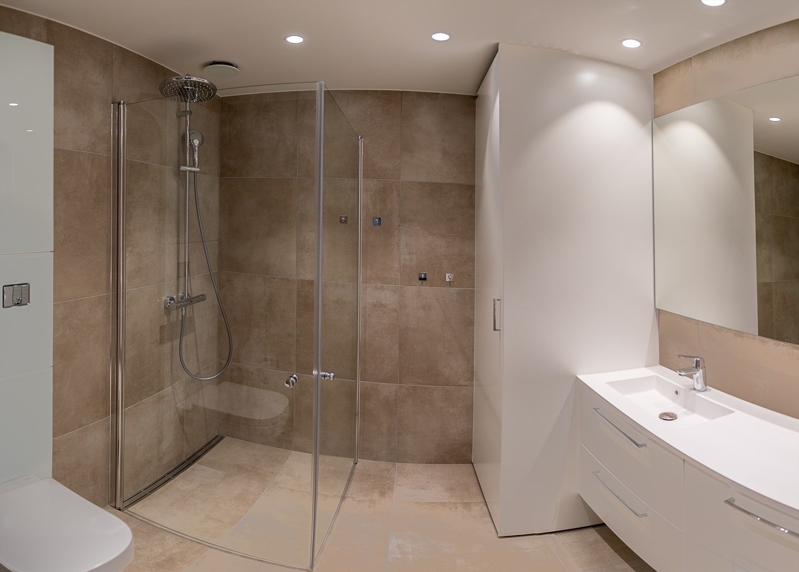 Flott flislagt bad. Skap for vaskemaskin/tørketrommel Galleribilde