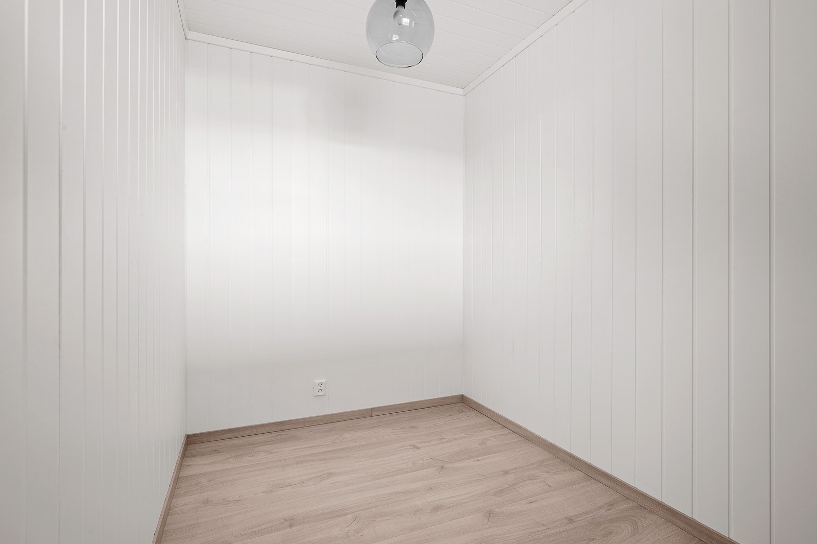 Leiligheten har et koselig soverom med vindu ut. Her er det nytt gulv og panel på vegger Galleribilde