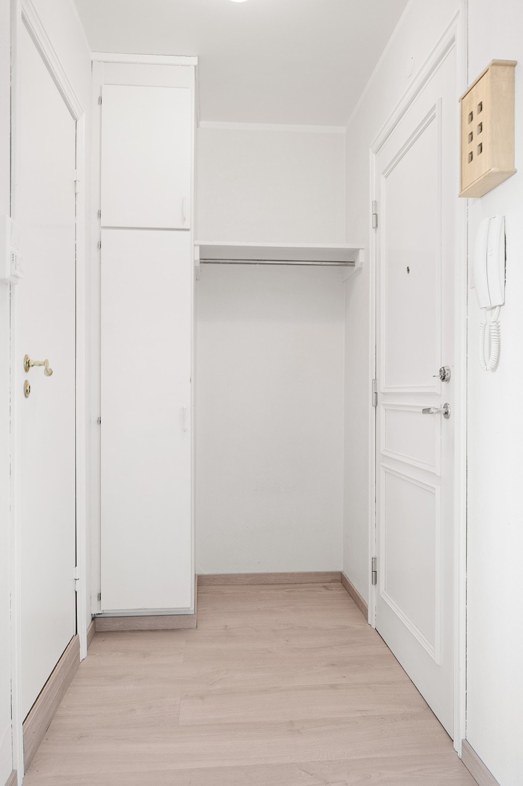 I entréen er det lagt nytt laminat gulv og vegger er malt av tapet. Det er innebygget garderobe til ytterklær, i tillegg til mulighet for innsetting av skohylle Galleribilde
